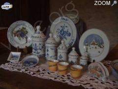 фотография de Exposition Vente de porcelaine peinte à la main